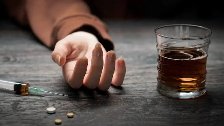 ما هو علاج الادمان ولماذا يعتبر خطوة ضرورية للتعافي؟