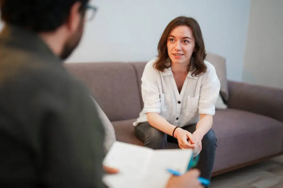 ما الفرق بين مستشفى علاج الإدمان مجانا جدة والمراكز الخاصة؟