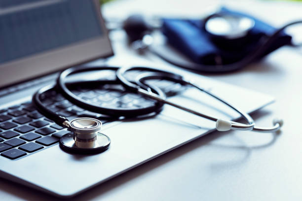 مراحل علاج المخدرات بسرية وتشمل التقييم الطبي وسحب السموم والعلاج النفسي والتأهيل السلوكي