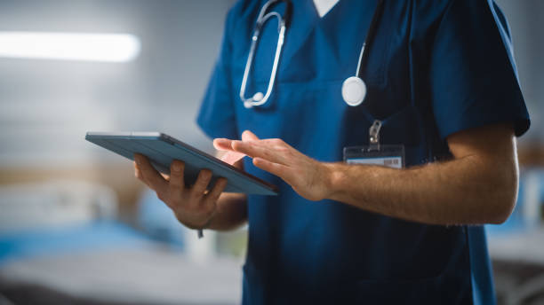 مريض يخضع لمراحل علاج المخدرات وسحب السموم والتأهيل النفسي داخل مركز متخصص