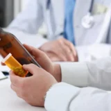 مريض يبدأ برنامج سحب سموم المخدرات وعلاج الإدمان جدة تحت إشراف فريق طبي متخصص في مركز إعادة حياة.