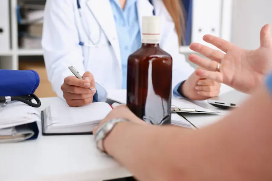 طبيب يتابع مريض خلال مراحل سحب السموم من الجسم داخل مركز سحب السموم لضمان علاج آمن وفعال.