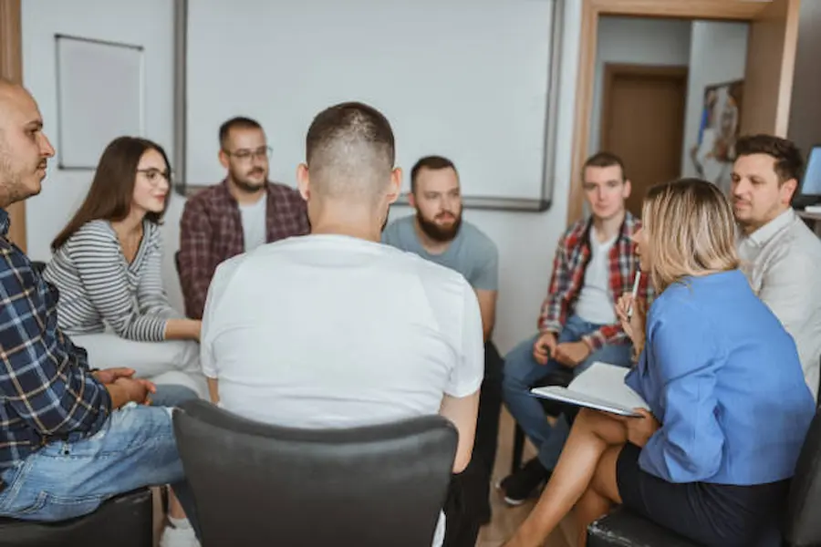 فريق طبي متخصص يقدم خدمات علاج الادمان جدة داخل مركز إعادة حياة