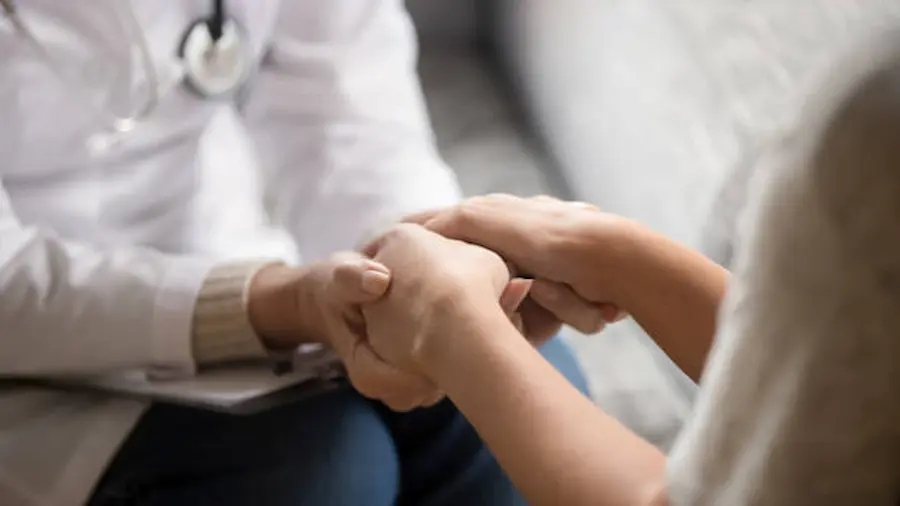 إقناع المتعاطي بالعلاج ودعم الأسرة للمدمن